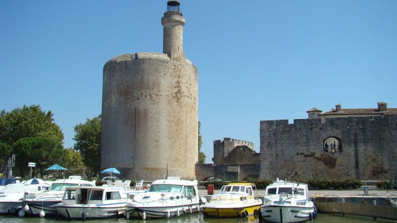 Santons and Christmas traditions along the canals of Provence Following the footsteps of fortresses and authentic villages